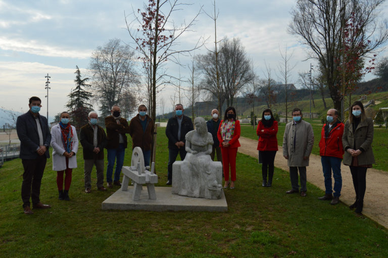 O Pazo de Mos incorpora na súa contorna unha escultura homenaxe ás costureiras