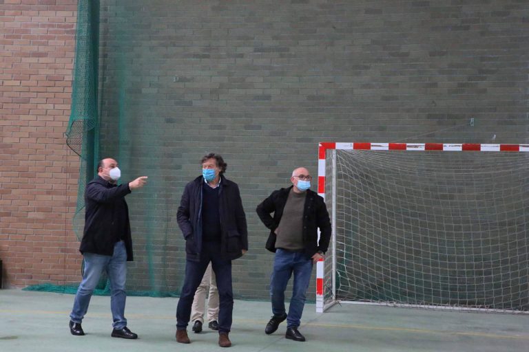 Lete Lasa visita o Pavillón de Deportes de Arbo para comprobar o resultado das obras realizadas