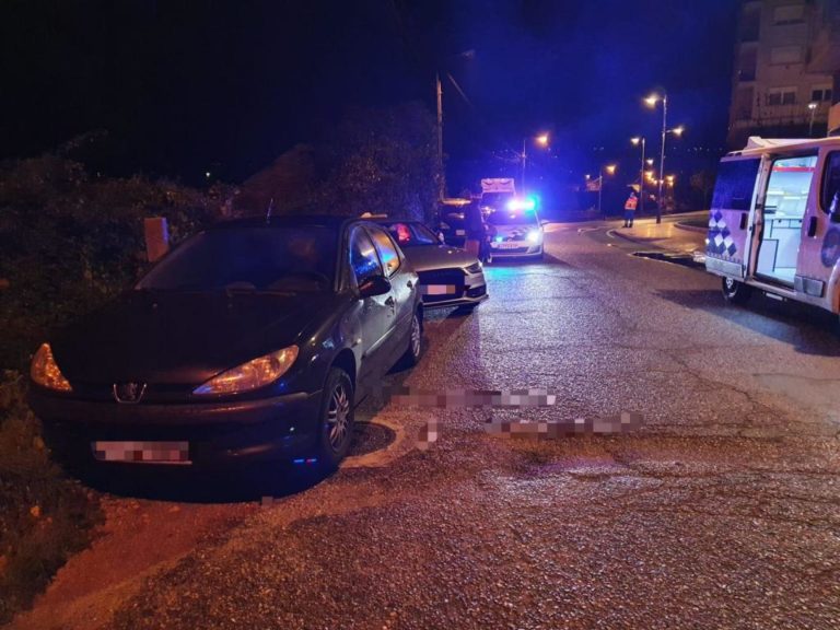 Unha parella sáltase o toque de queda, coliden contra tres vehículos aparcados e a condutora cuadriplica a taxa de alcoholemia
