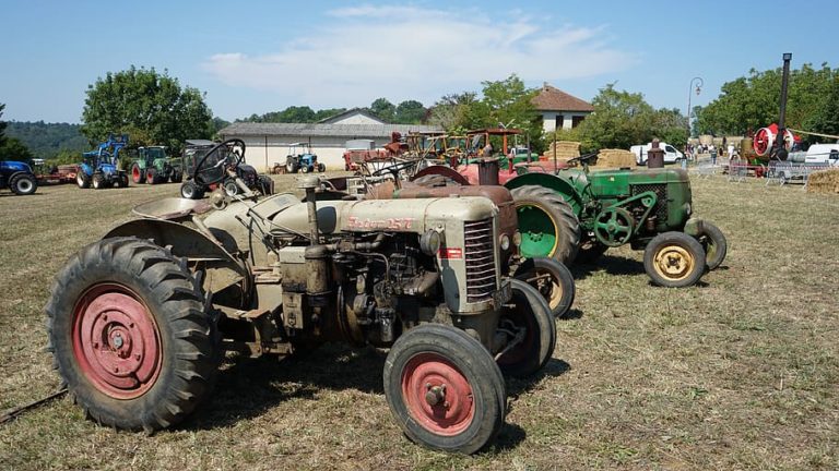 Un home queda atrapado tras envorcar o seu tractor no Rosal