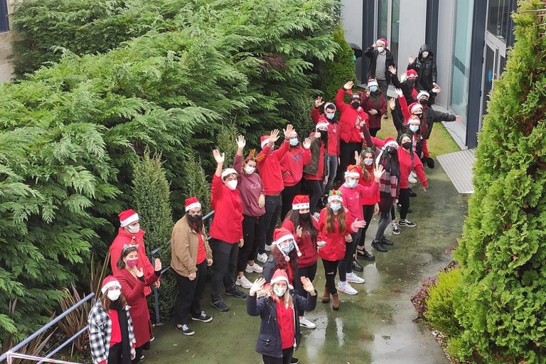Cantos de Reis do alumnado do IES Primeiro de Marzo ás persoas usuarias do Centro de Día de Baiona