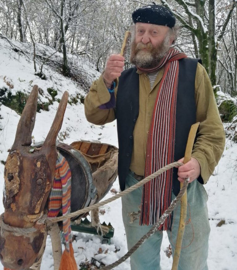 O Apalpador baixa das montañas para visitar aos nenos de Tomiño