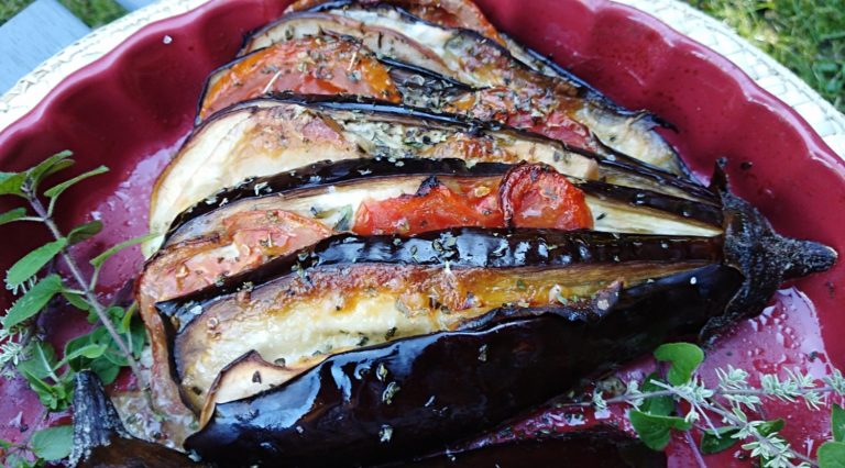 Abanico de berenjenas con queso, tomate y manzana