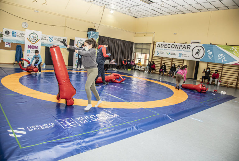 Os escolares de Ponteareas descobren o Wrestling Dummie, unha actividade pioneira en España para tempos de pandemia