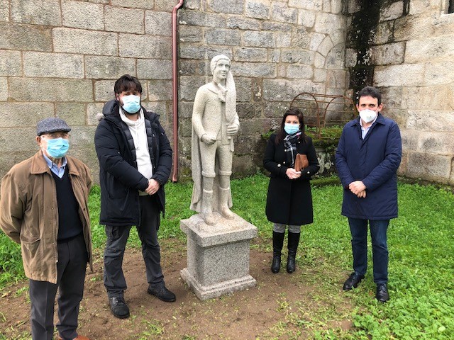 O adro da igrexa de Albeos, en Crecente, xa conta coa escultura da Escola de Cantería da Deputación