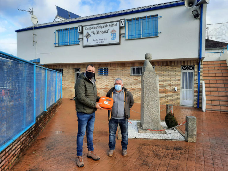 O Concello de Tui instala un novo desfibrilador no Campo Municipal de Fútbol de Guillarei