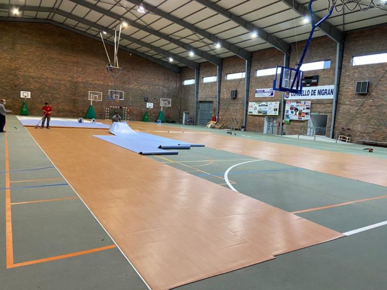 O Concello de Nigrán muda o pavimento da pista do pavillón municipal por PVC de 6 mm