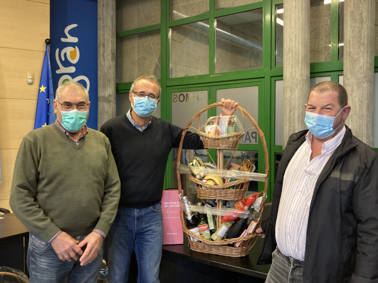 O Concello de Nigrán agasalla con cestas de Nadal ao seu voluntariado do Banco de Alimentos, Roupeiro Municipal e eliminación de velutinas