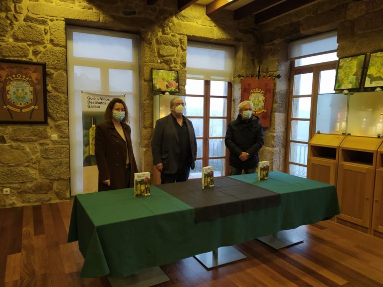 O gran catador Luís  Paadin presentou hoxe no Museo da Ciencia  do Viño  do Condado a súa última guía sobre viños