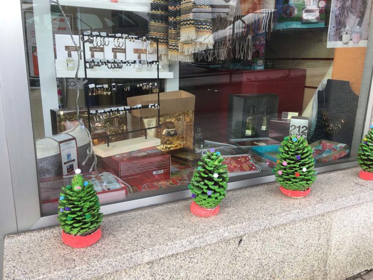 O Rosal adobía o seu comercio con adornos realizados polos nenos e nenas do concello