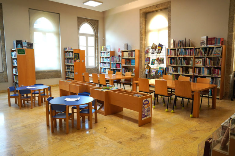 A Biblioteca Municipal de Tui presente nas redes sociais para promover a lectura