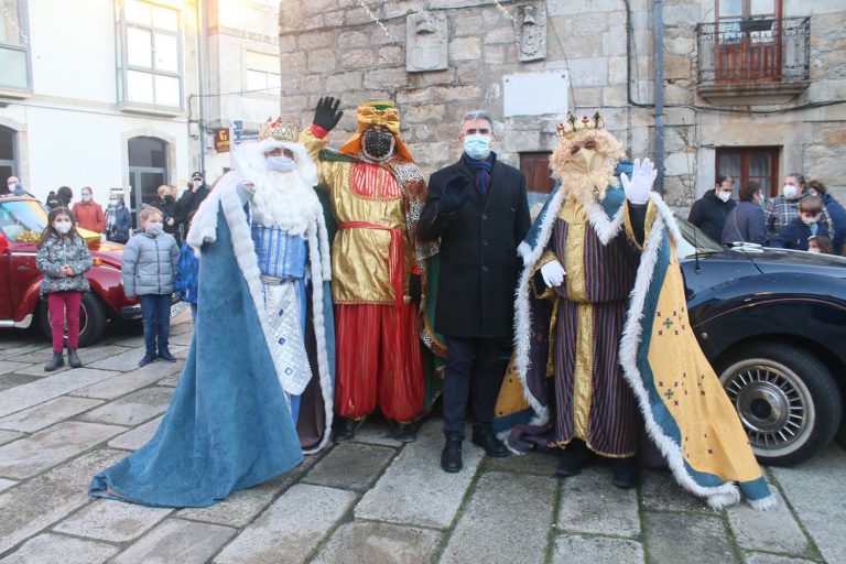 Os Reis Magos percorreron o concello da A Guarda para encher de ilusión aos nenos e nenas nos seus barrios e parroquias