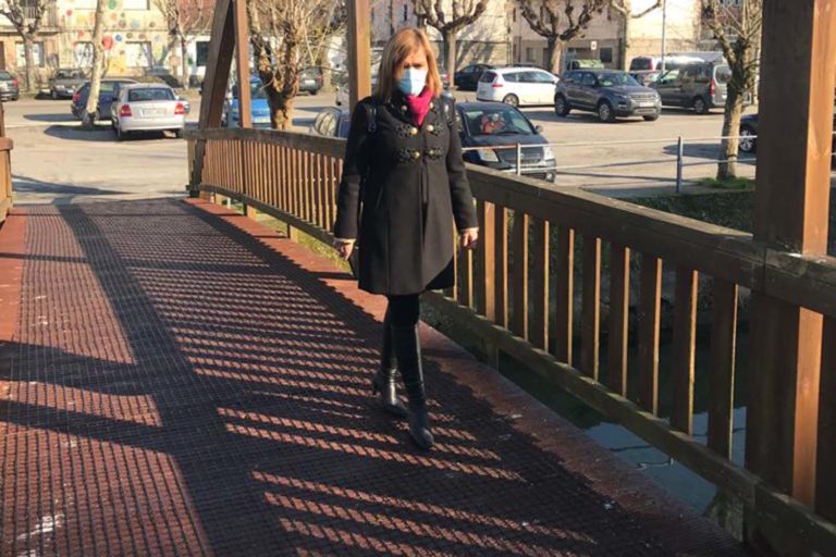 Redondela innova a prol da seguridade dos veciños coa colocación dunha malla antiesvaramento no paseo da Portela