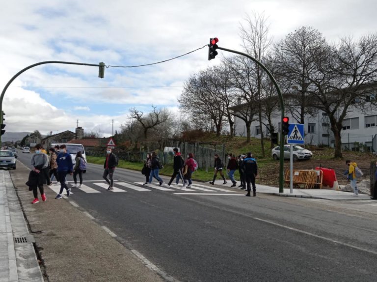 Entra en funcionamento o semáforo do IES O Barral na N-120 á entrada de Ponteareas