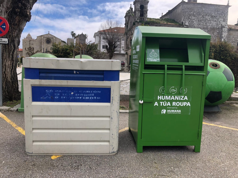 O Concello de Baiona instala varios contedores para a recollida selectiva de roupa usada con fin social