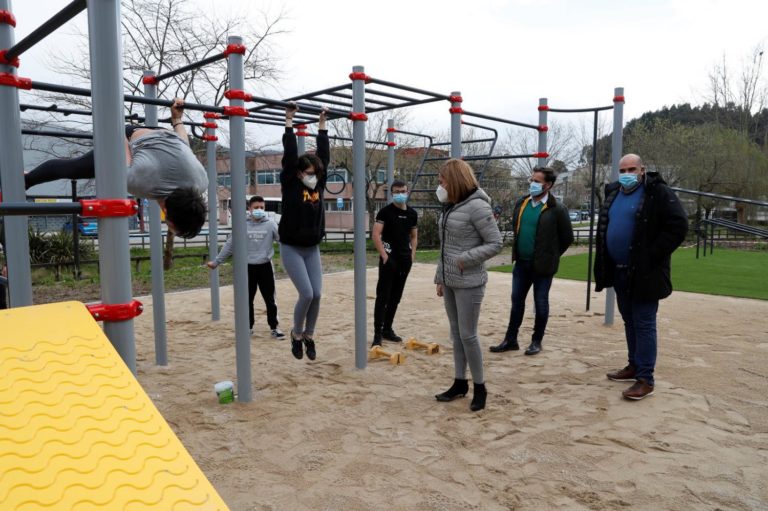 O Concello de Redondela xa conta co seu primeiro parque de calistenia atendendo ás peticións da mocidade