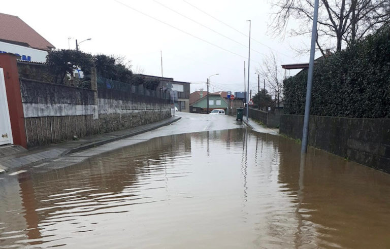 Protección Civil, Policía Local e Bombeiros atenderon diversas inundacións