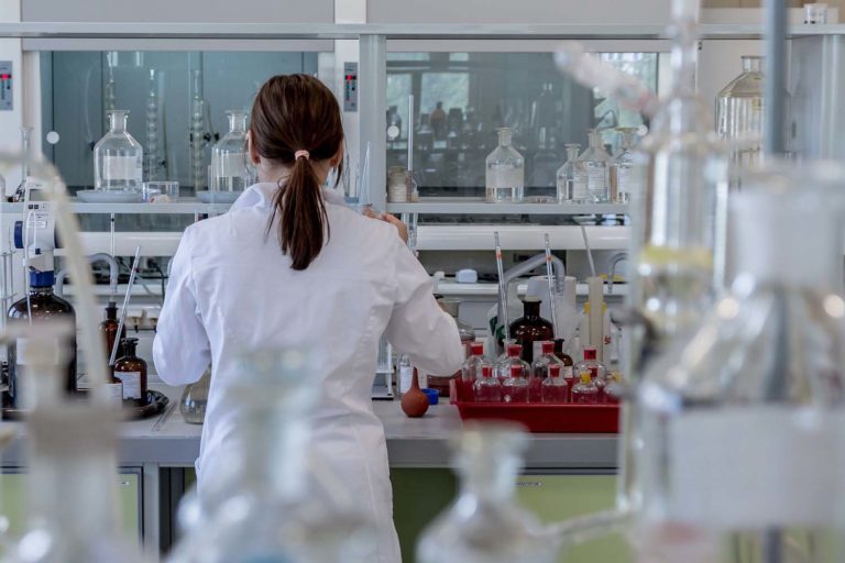 A xornada ‘As mulleres tamén somos ciencia’ busca animar ás mozas redondelás a involucrarse na actividade científica