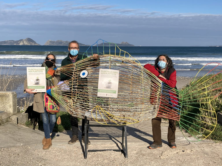 Concello de Nigrán e ‘Amigos da Terra’ promoven a recollida de plásticos nas praias a cambio de sementes florais atraentes de insectos polinizadores