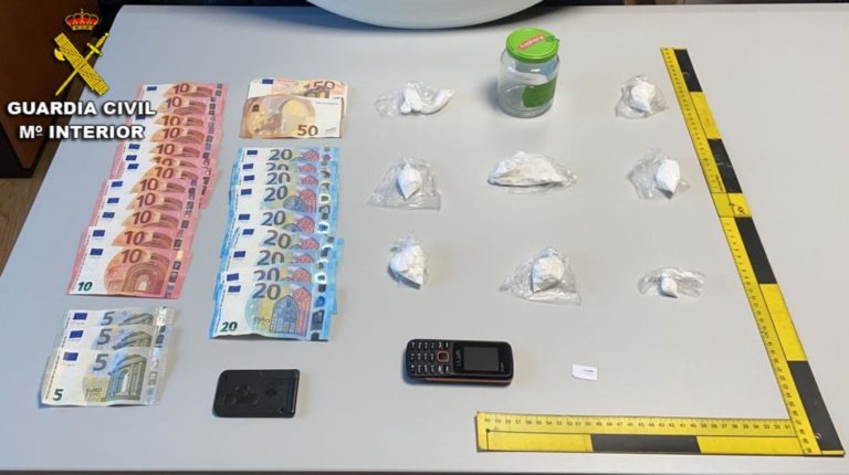 Policía Local do Porriño e Garda Civil deteñen a dúas persoas con cocaína e cartos agochados nun vehículo