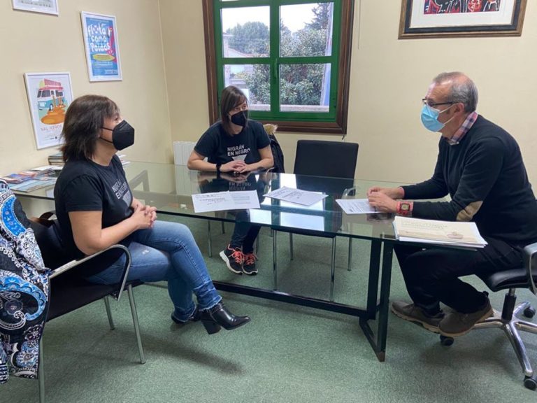 O alcalde de Nigrán recibe a persoal de ‘A Galiña Azul’ en folga pola fixeza dos seus postos de traballo