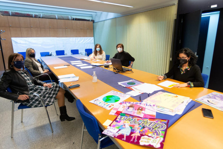 Escolares do Porriño resultan gañadores do concurso do cartel da campaña da Xunta do 8 de marzo
