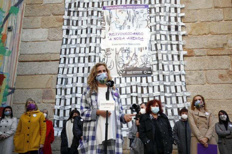 Luz Darriba intervén con 3.000 máscaras as fachadas da Deputación en Vigo para reivindicar neste 8M a corresponsabilidade nos coidados