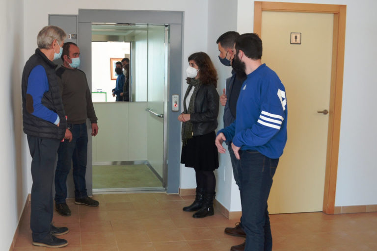 O Concello de Oia mellora a accesibilidade do Centro Sociocultural de Pedornes coa instalación dun ascensor
