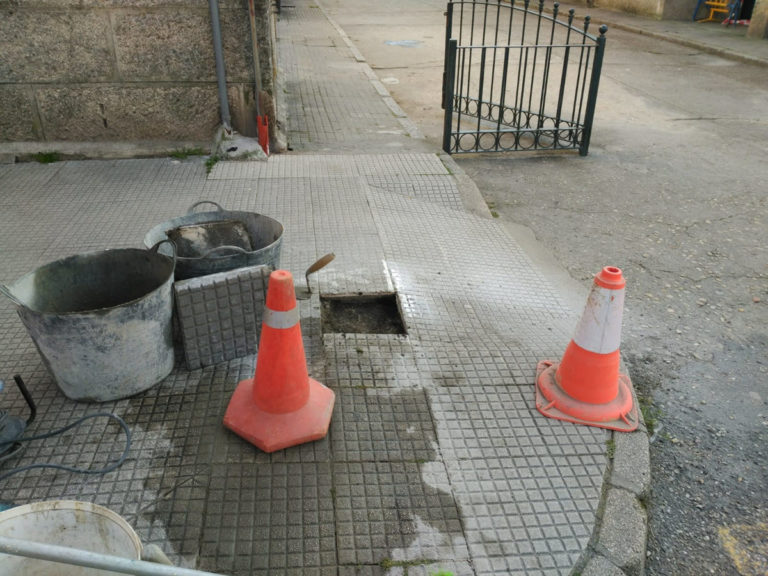 O Concello repara as zonas máis deterioradas das beirarrúas da Avenida Mendiño ante o “absoluto desinterese” da Xunta