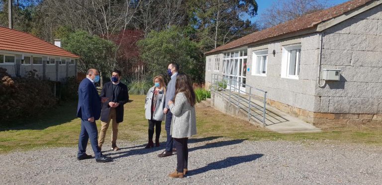 O delegado territorial da Xunta en Pontevedra visita a Casa do Maior de Arbo acompañado polo alcalde Horacio Gil