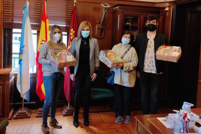 A alcaldesa de Redondela entrega os premios do Concurso de Escaparates e Concurso de Disfraces