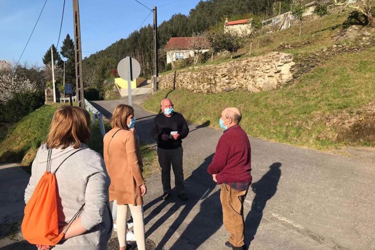 A alcaldesa visita Soutoxuste, na parroquia do Viso, para atender as demandas veciñais
