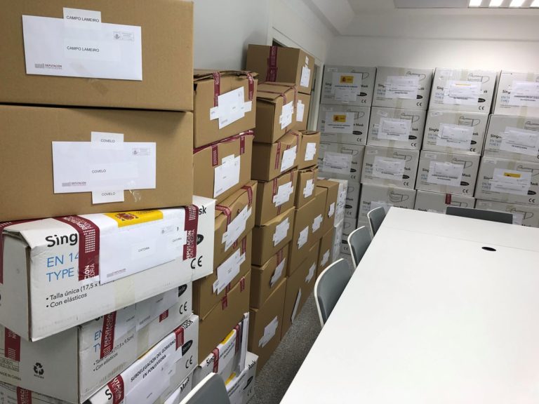 Os concellos de menos de 20.000 habitantes da provincia recibirán hoxe outras 58.000 máscaras nun novo reparto obxectivo da Deputación