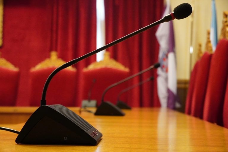 O salón de sesións conta con novo sistema de megafonía grazas ao reinvestimento dunha baixa do Plan Concellos