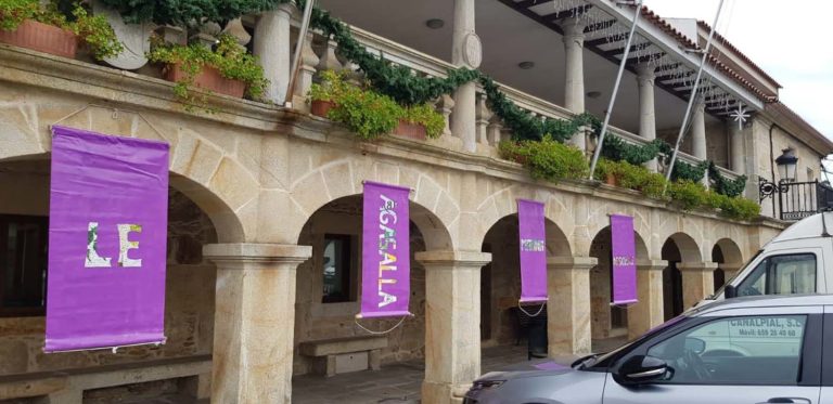 Farrapos morados lembran no Rosal o mundo de posibilidades que se abre ao vivir en igualdade