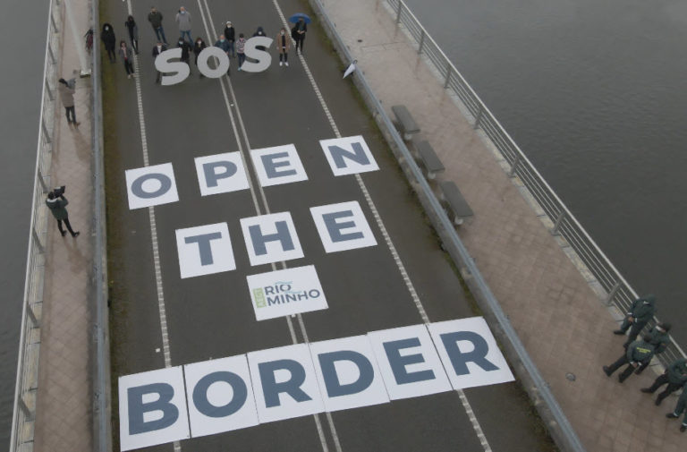 O territorio do Miño reclama cunha pancarta xigante na ponte da Amizade a apertura da fronteira con Portugal e a compensación polo dano económico