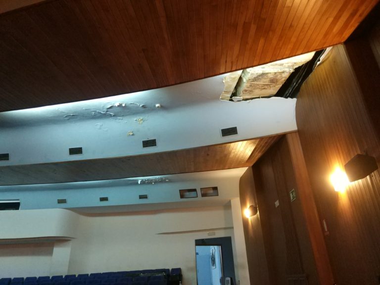Unha deficiente impermeabilización do ano 2010 dana o Auditorio Municipal de Ponteareas e impide a súa utilización