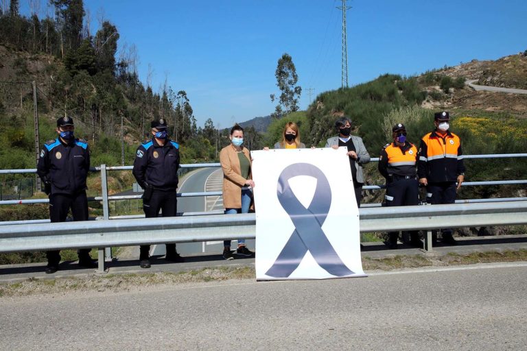 Salceda de Caselas, Salvaterra de Miño e O Porriño súmanse cunha pancarta á dor das familias afectadas polo tráxico accidente do venres