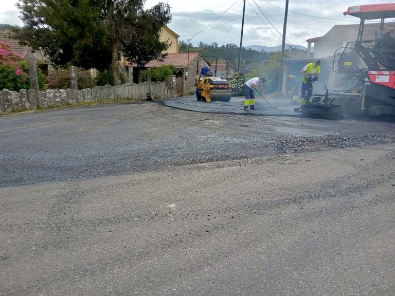 Salvaterra mellora a pavimentación en Bugallar e Cernadas, na parroquia de Lira