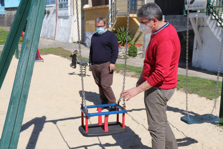 A Guarda realiza melloras no parque infantil do Porto