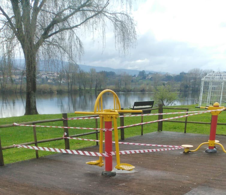 O Concello de Tui está a realizar labores de mantemento e conservación no Paseo Fluvial