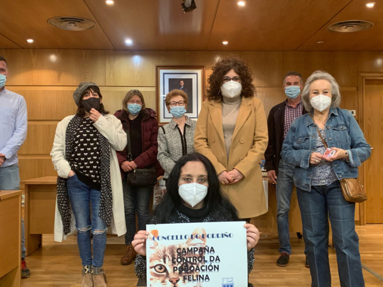 A concelleira de Seguridade entrega as tarxetas acreditativas das voluntarias da campaña de control de poboación felina