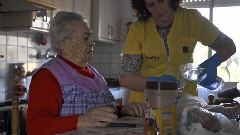 O persoal do Servizo de Axuda no Fogar de Tomiño recibe a primeira dose da vacina contra a Covid-19