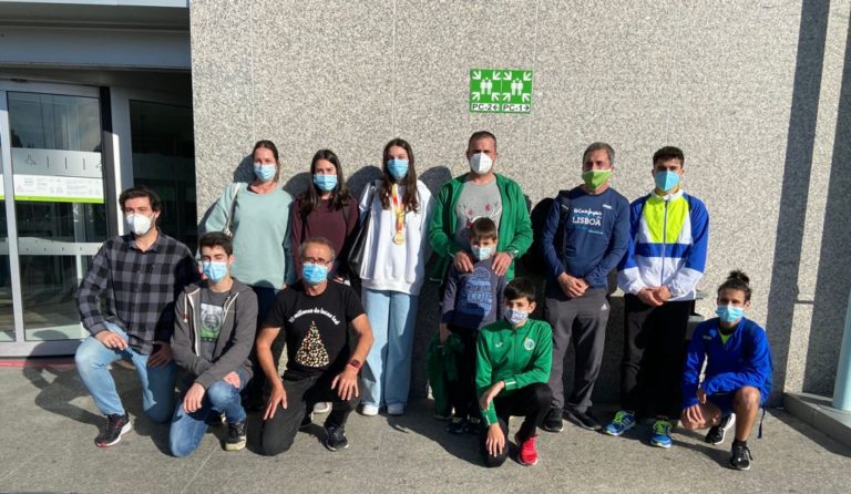 O alcalde de Nigrán acude ao Aeroporto de Peinador a darlle a benvida á atleta Ainhoa Reparaz xunto aos compañeiros da Sociedade Atlética Val Miñor