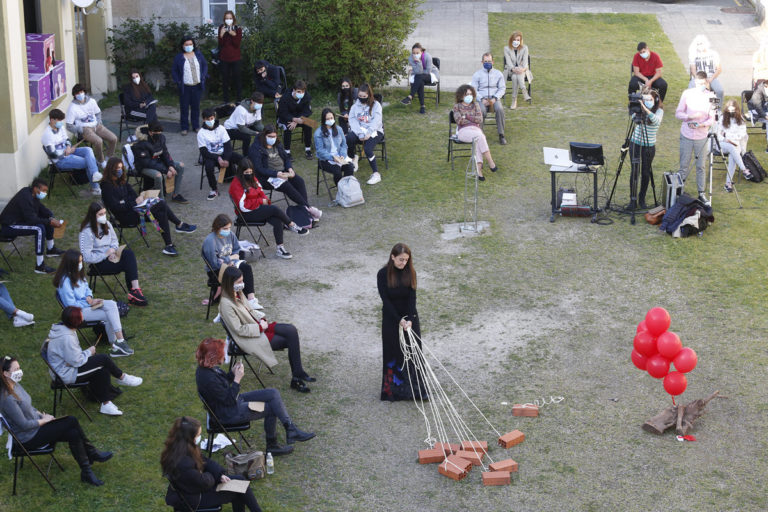 Analía Beltrán rompe nas Escolas Proval de Nigrán as cadeas do machismo cunha performance do programa “Violencia Zero”