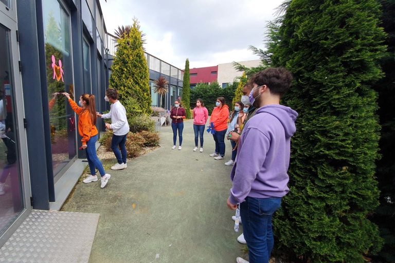 O alumnado de Animación Sociocultural e Turística pon unha nota de cor no noveno aniversario do Centro de Día de Sabarís