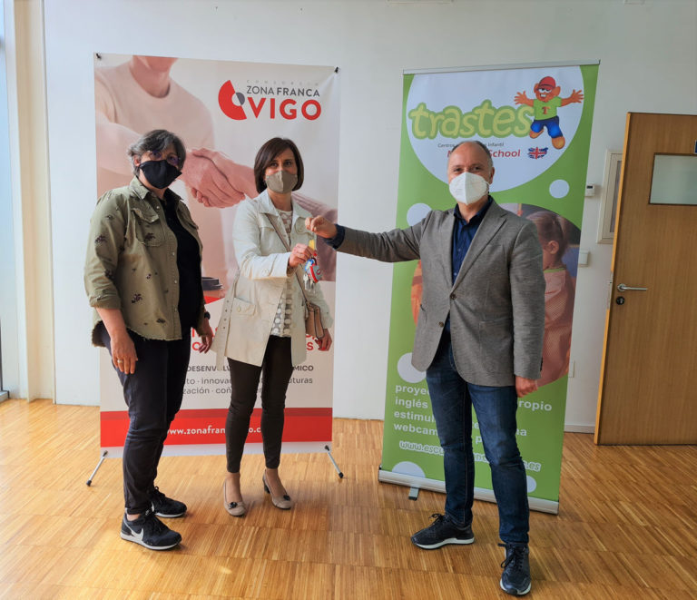 David Regades entrega as chaves dos locais para unha escola infantil no polígono da Granxa