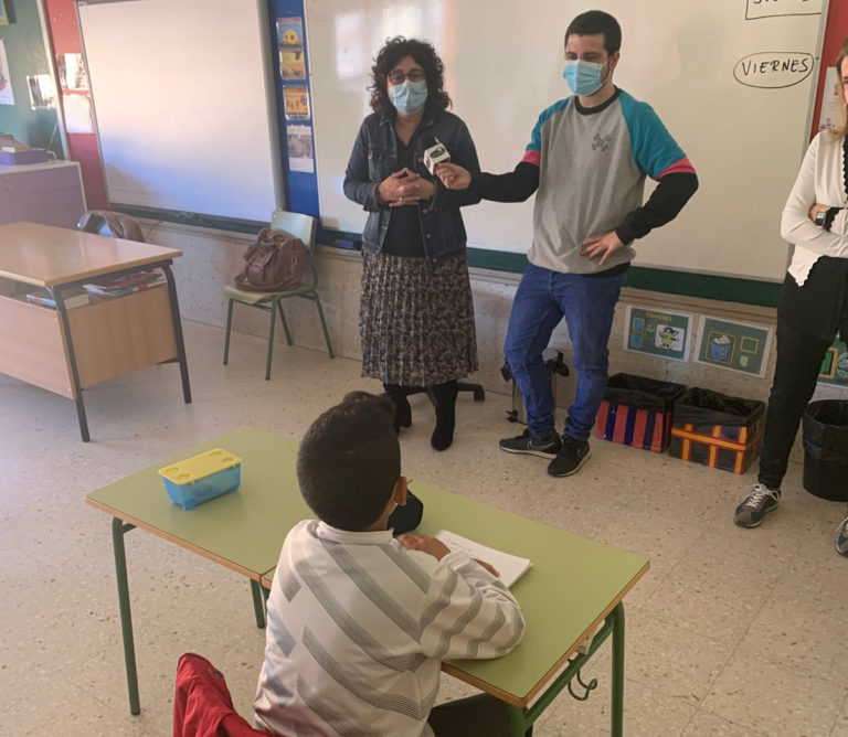 A concelleira de Educación, entrevistada no CEIP da Ribeira para “Louriña TV escolar”