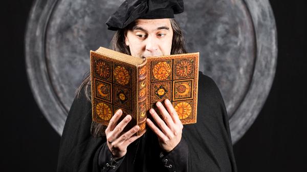 Este domingo no Rosal maxia e letras co Mago Teto para ilusionar e divulgar en galego