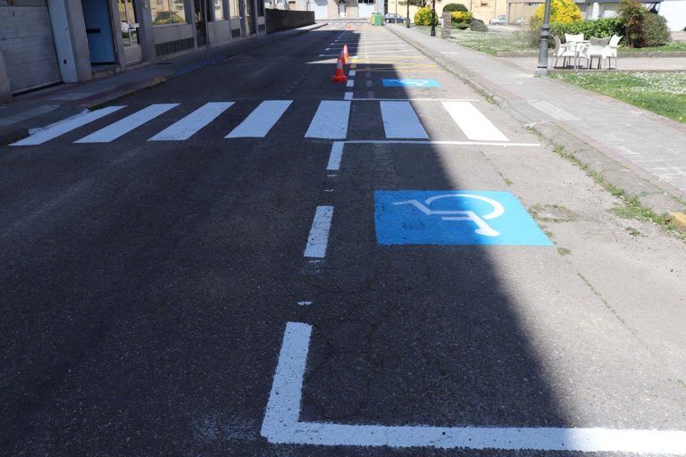 A Guarda mellora a seguridade vial co repintado horizontal en varias rúas do municipio